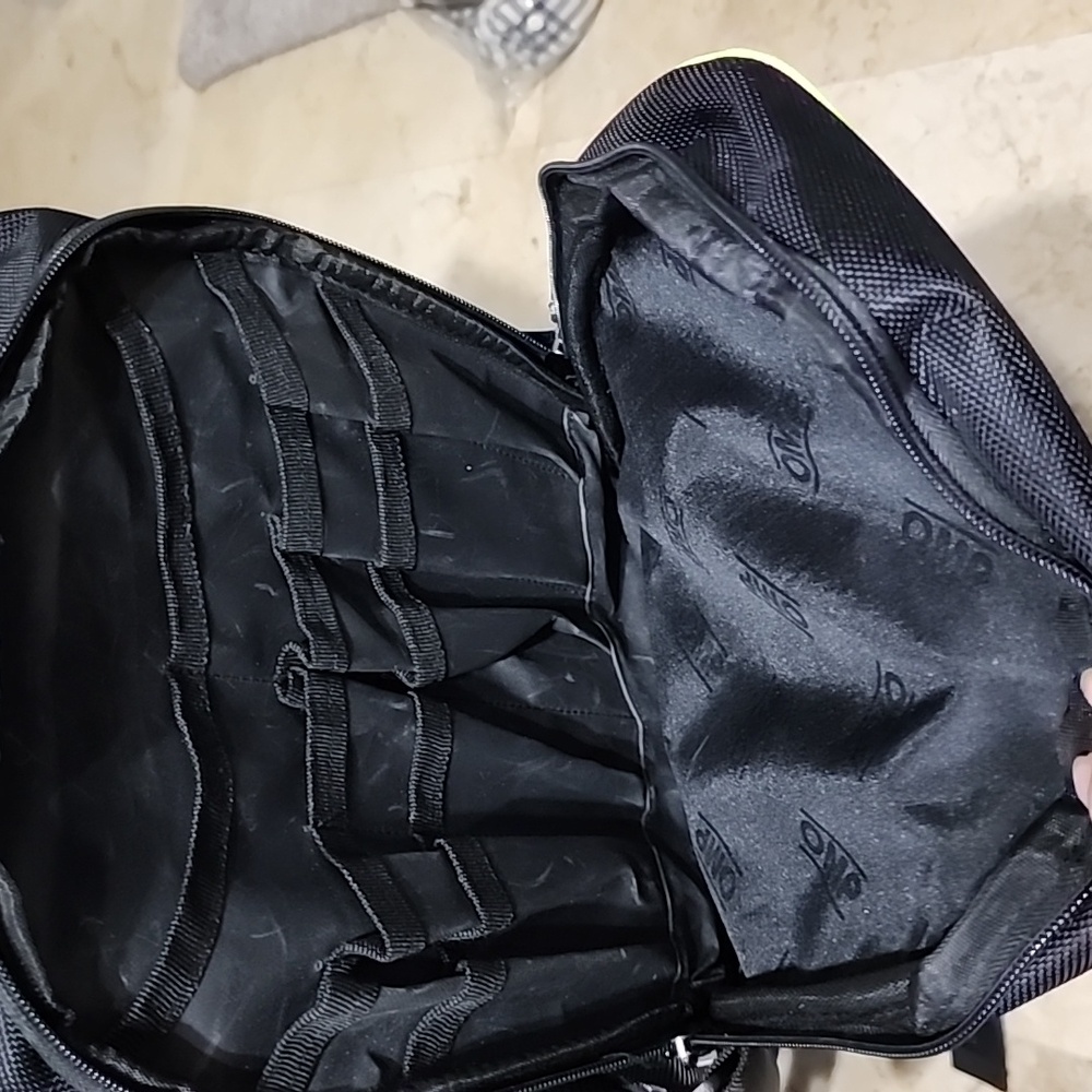 Black and Green Men's Backpack Used Great Conditions - Picture 4 of 12